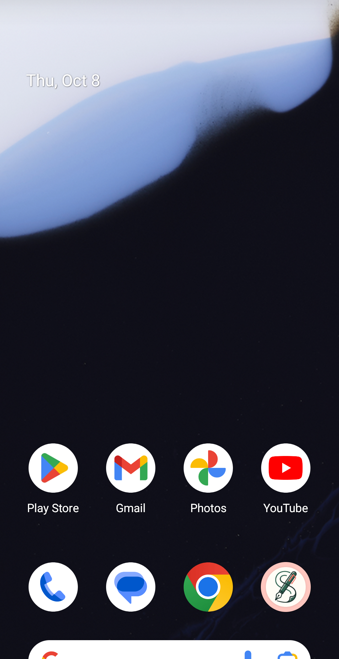 صفحهٔ واقعی Home در Pixel 8 با Android 15، پیش از بازکردن انتخاب‌گر ابزارک لانچر.